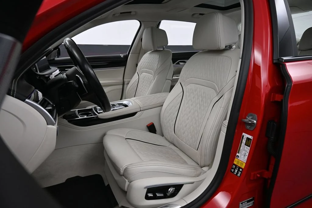 2022 BMW M760i xDrive interior, seats, Ivory White/Black