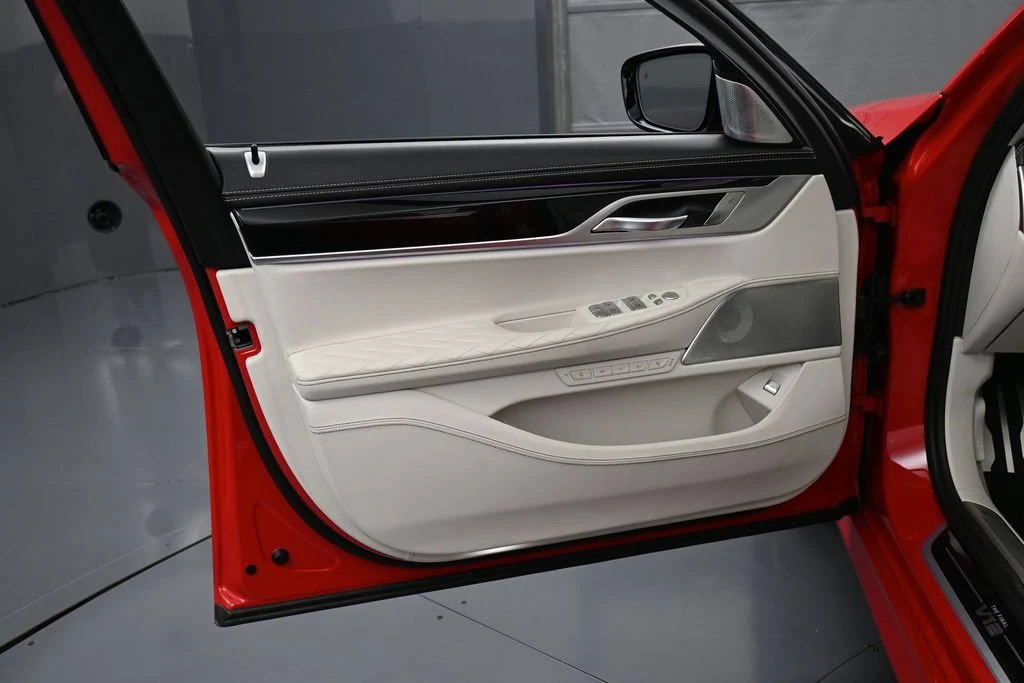 2022 BMW M760i xDrive interior, door panel, Ivory White/Black