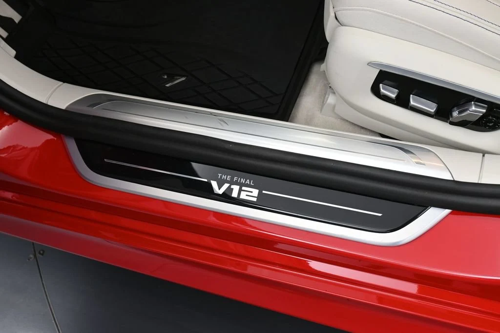 2022 BMW M760i xDrive interior, door sill, Ivory White/Black