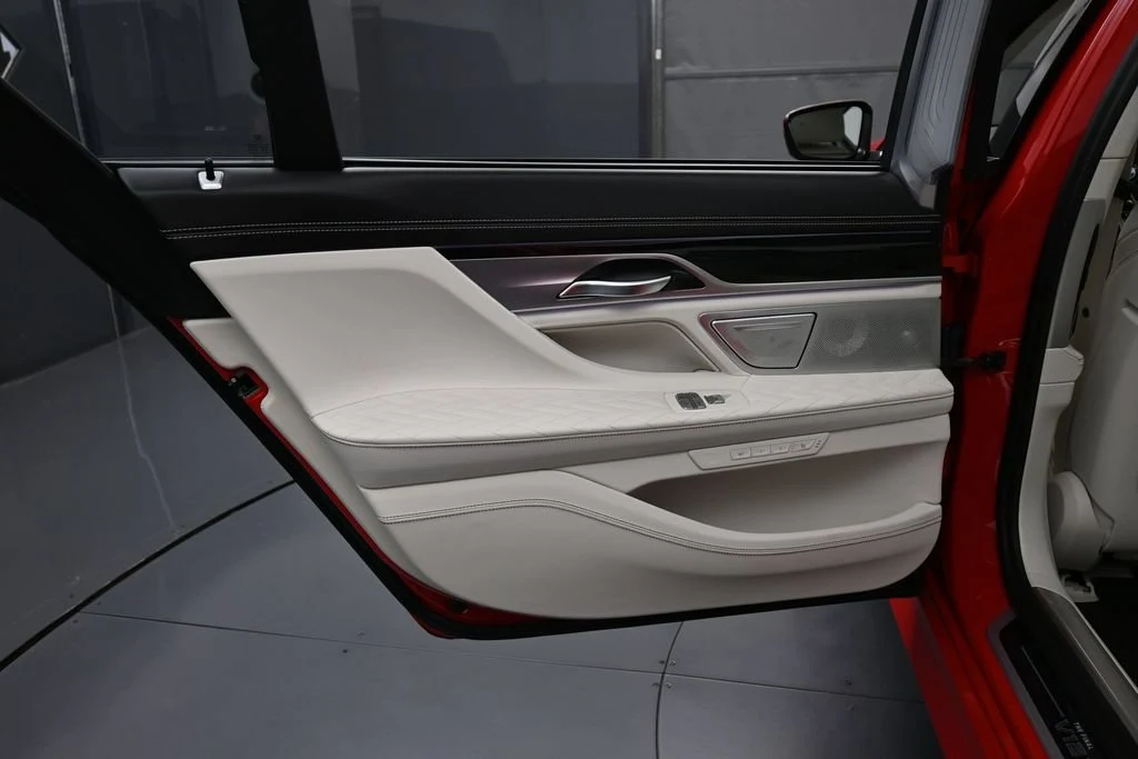 2022 BMW M760i xDrive interior, door panel, Ivory White/Black