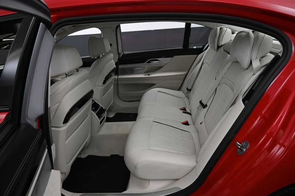 2022 BMW M760i xDrive interior, seats, Ivory White/Black