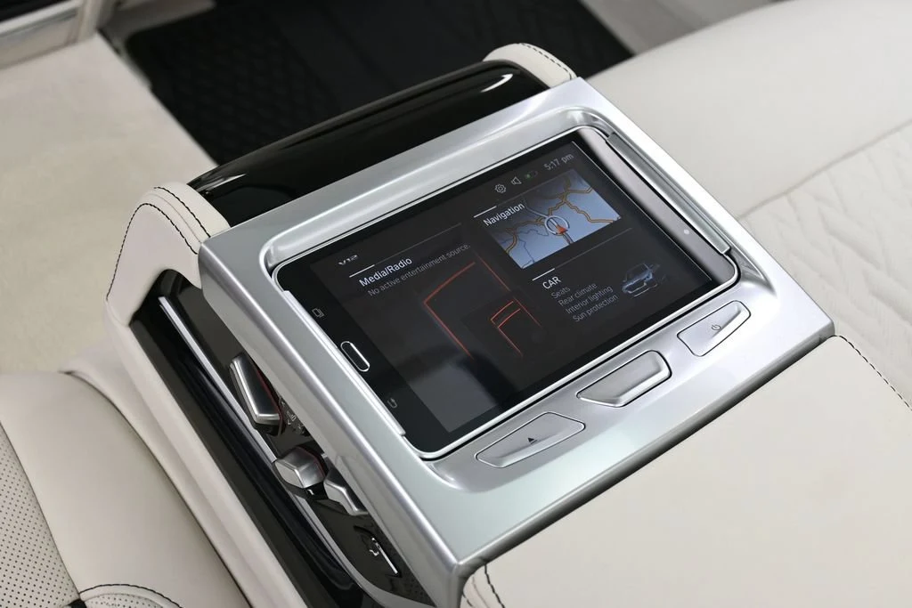 2022 BMW M760i xDrive interior, Ivory White/Black