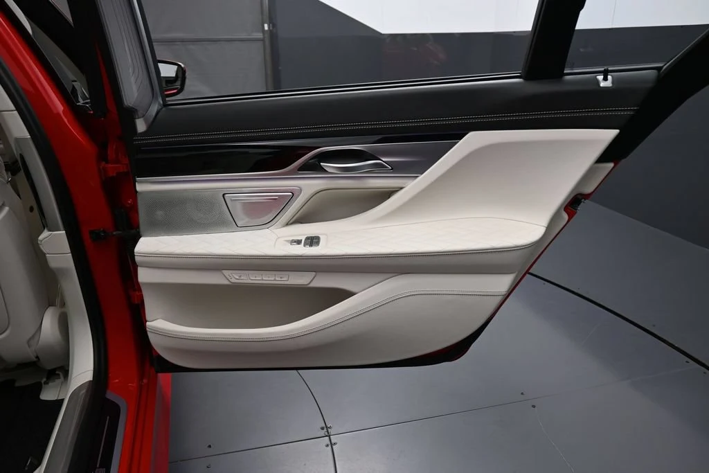 2022 BMW M760i xDrive interior, door panel, Ivory White/Black
