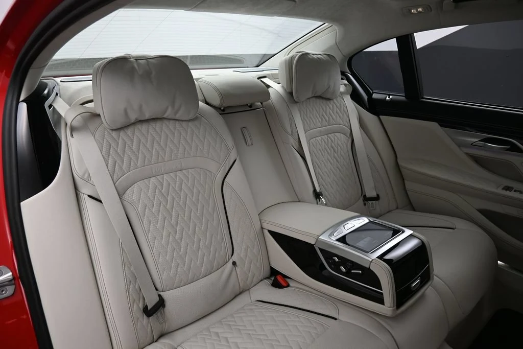 2022 BMW M760i xDrive interior, seats, Ivory White/Black