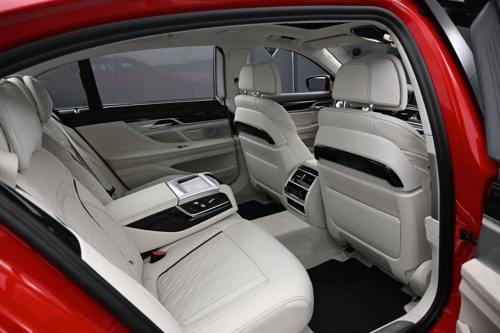 2022 BMW M760i xDrive interior, seats, Ivory White/Black