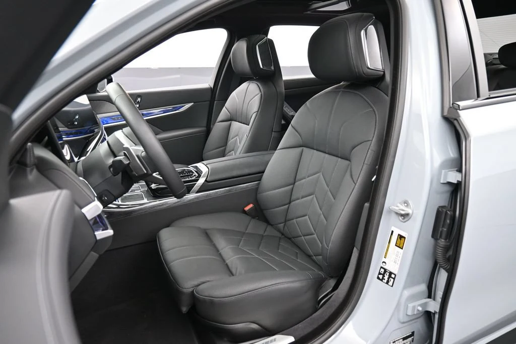 2025 BMW 760i xDrive interior, seats, Black
