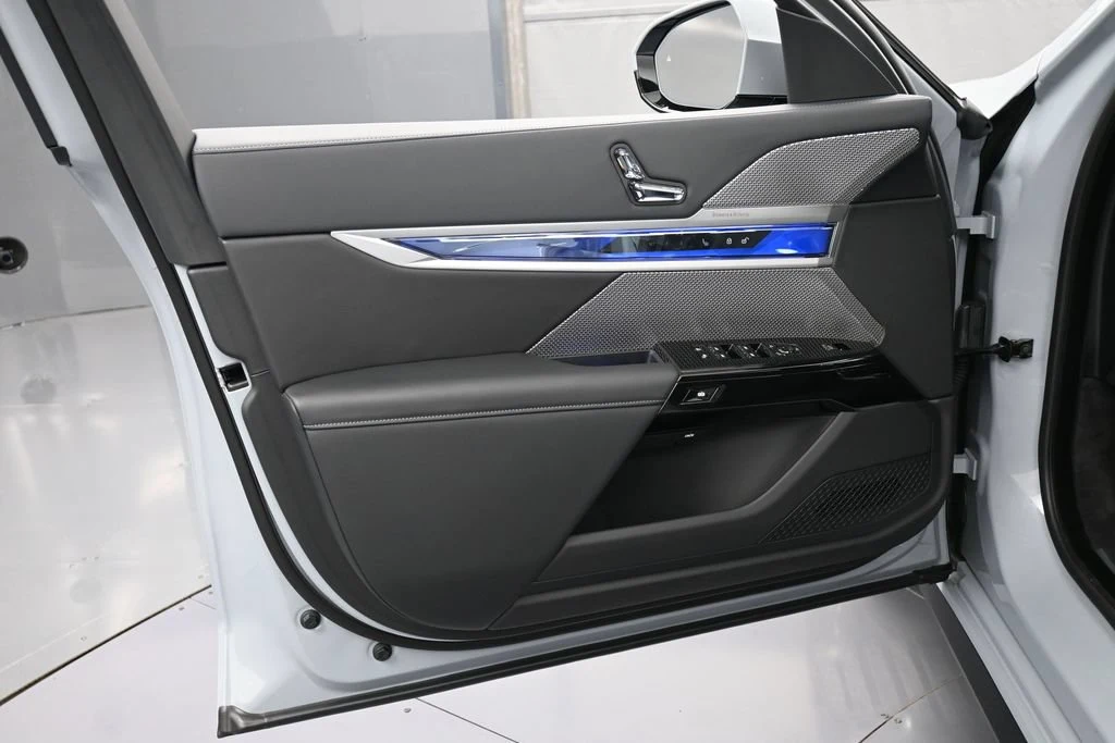 2025 BMW 760i xDrive interior, door panel, Black