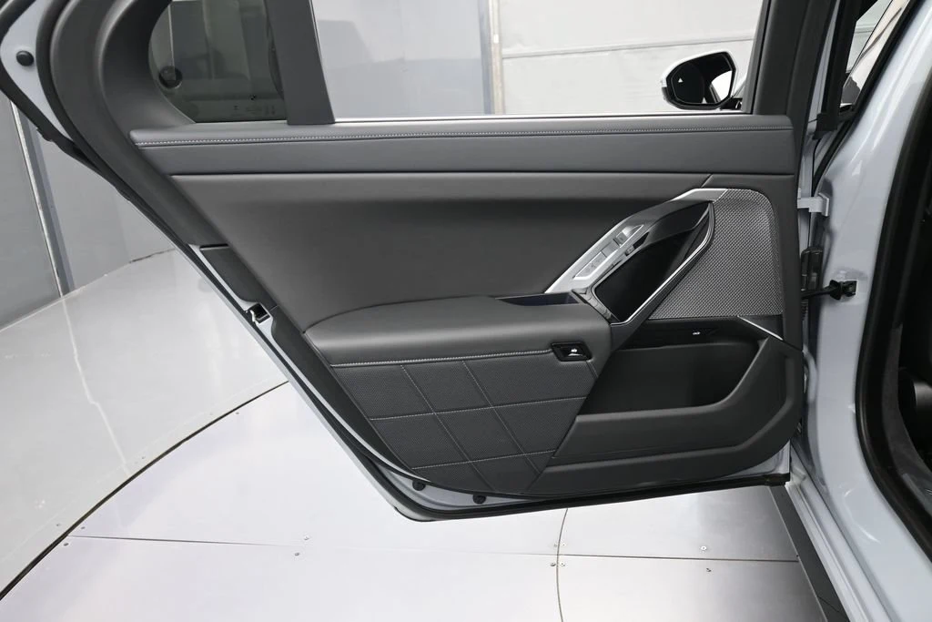 2025 BMW 760i xDrive interior, door panel, Black