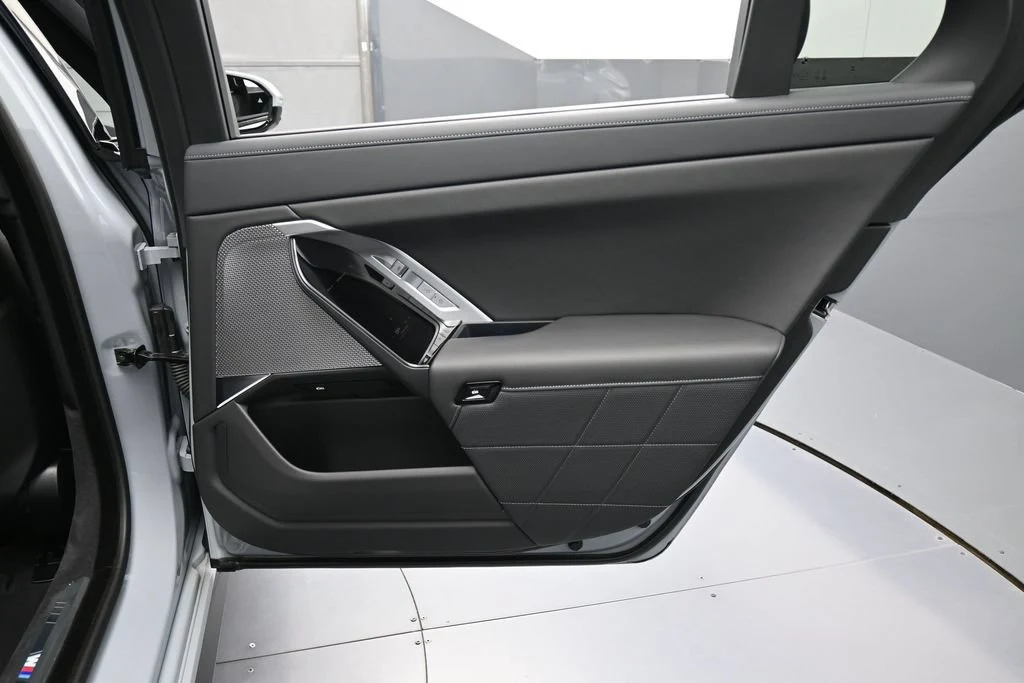2025 BMW 760i xDrive interior, door panel, Black