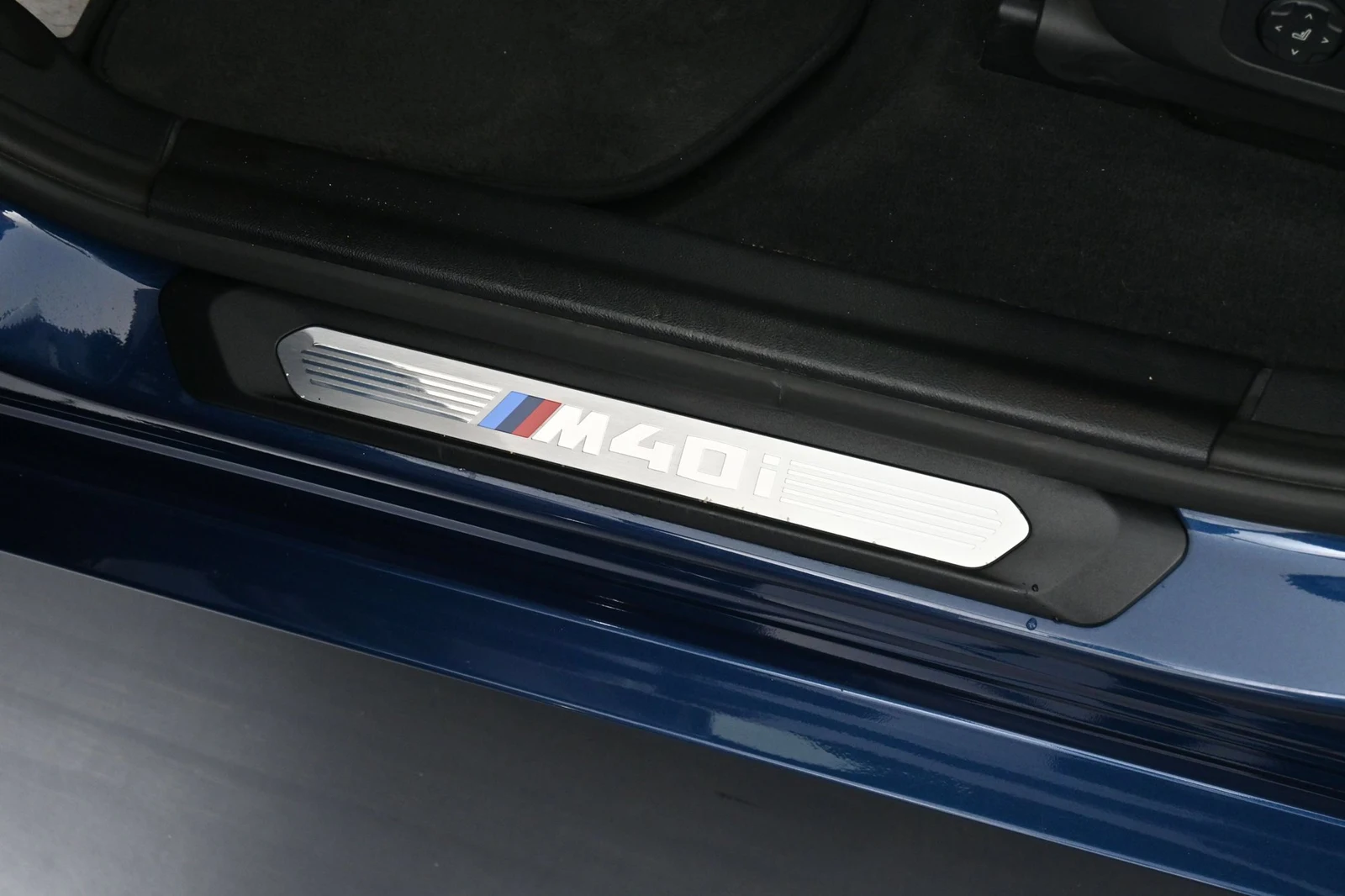 2019 BMW X3 M40i interior, door sill, Cognac