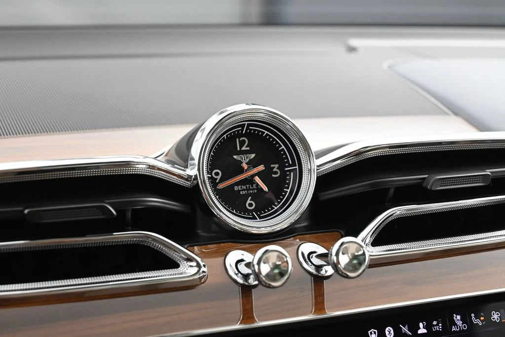 2021 Bentley Bentayga V8 interior, Linen Hide
