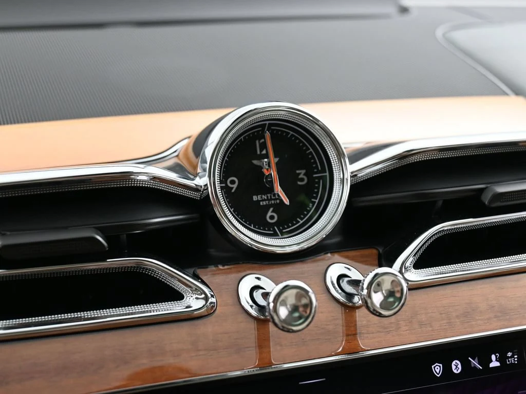 2022 Bentley Bentayga V8 First Edition interior, Linen