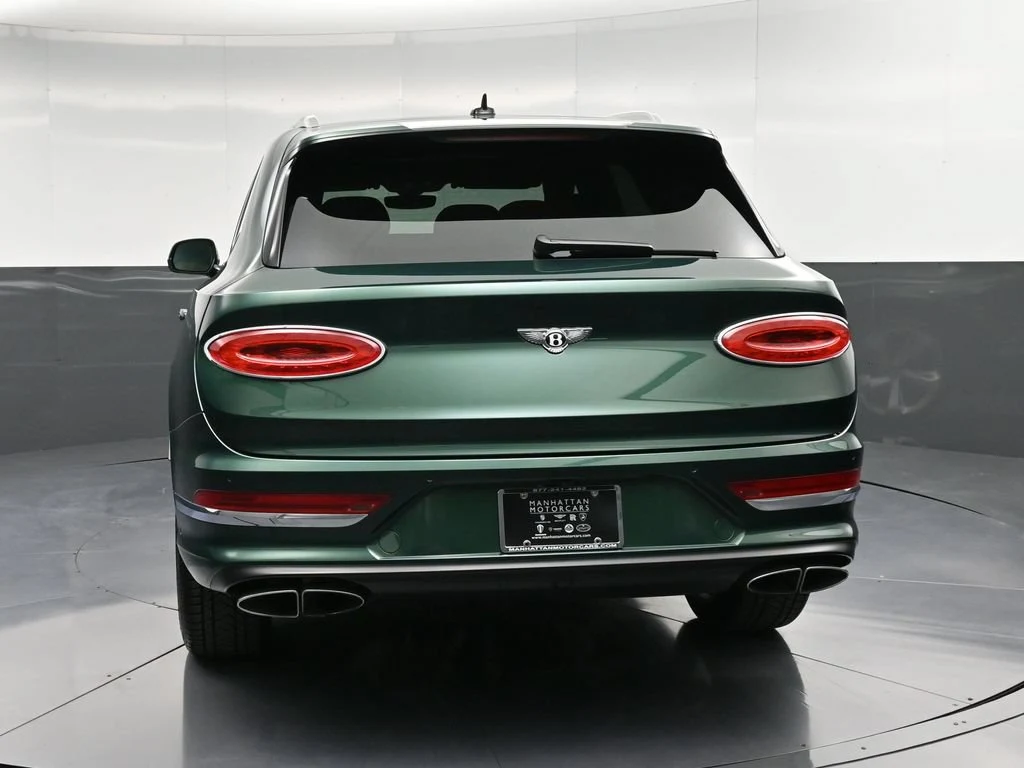 2023 Bentley Bentayga V8, rear three-quarter view, Green