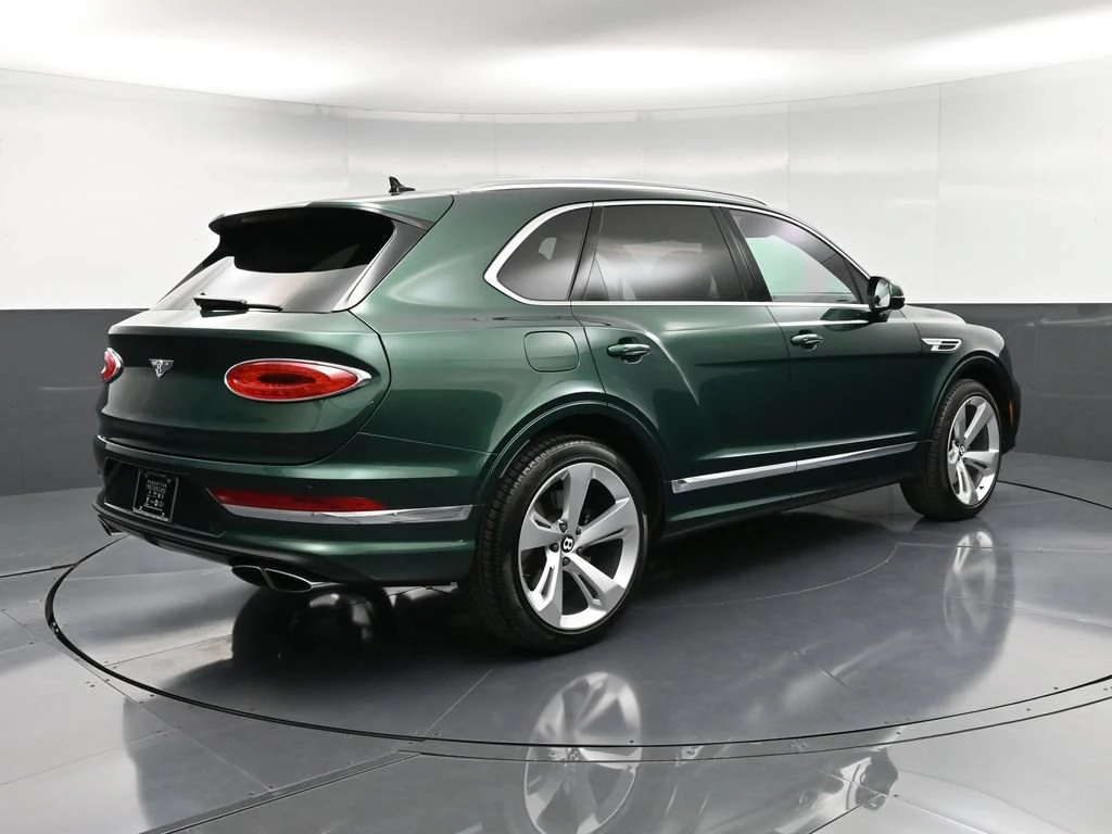 2023 Bentley Bentayga V8, rear three-quarter view, Green
