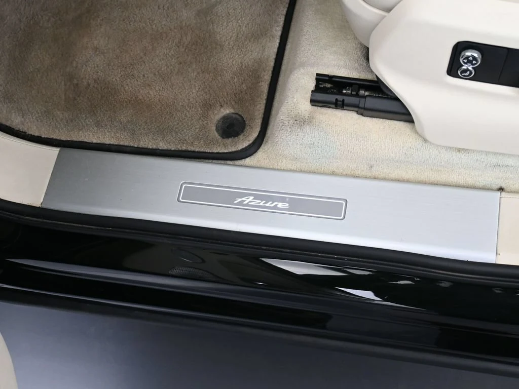 2024 Bentley Bentayga Azure interior, door sill, Linen