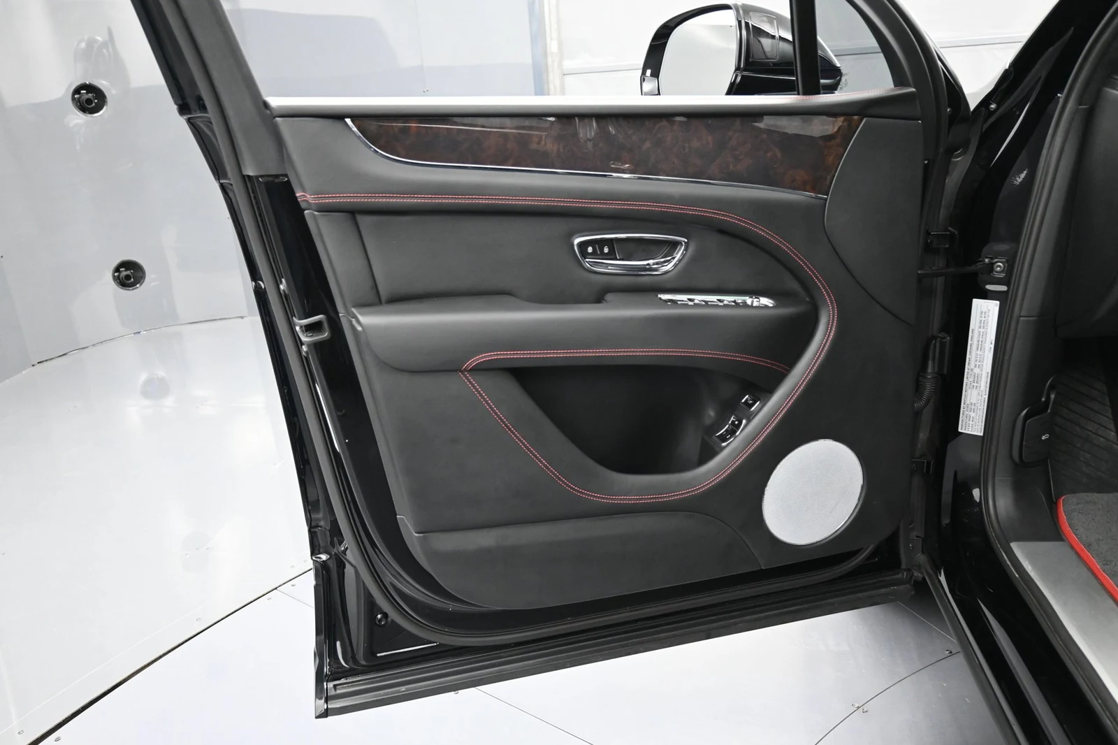 2024 Bentley Bentayga V8 interior, door panel
