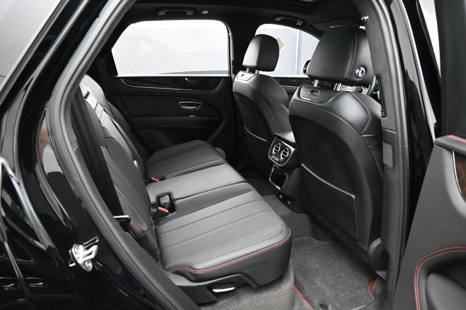 2024 Bentley Bentayga V8 interior, seats