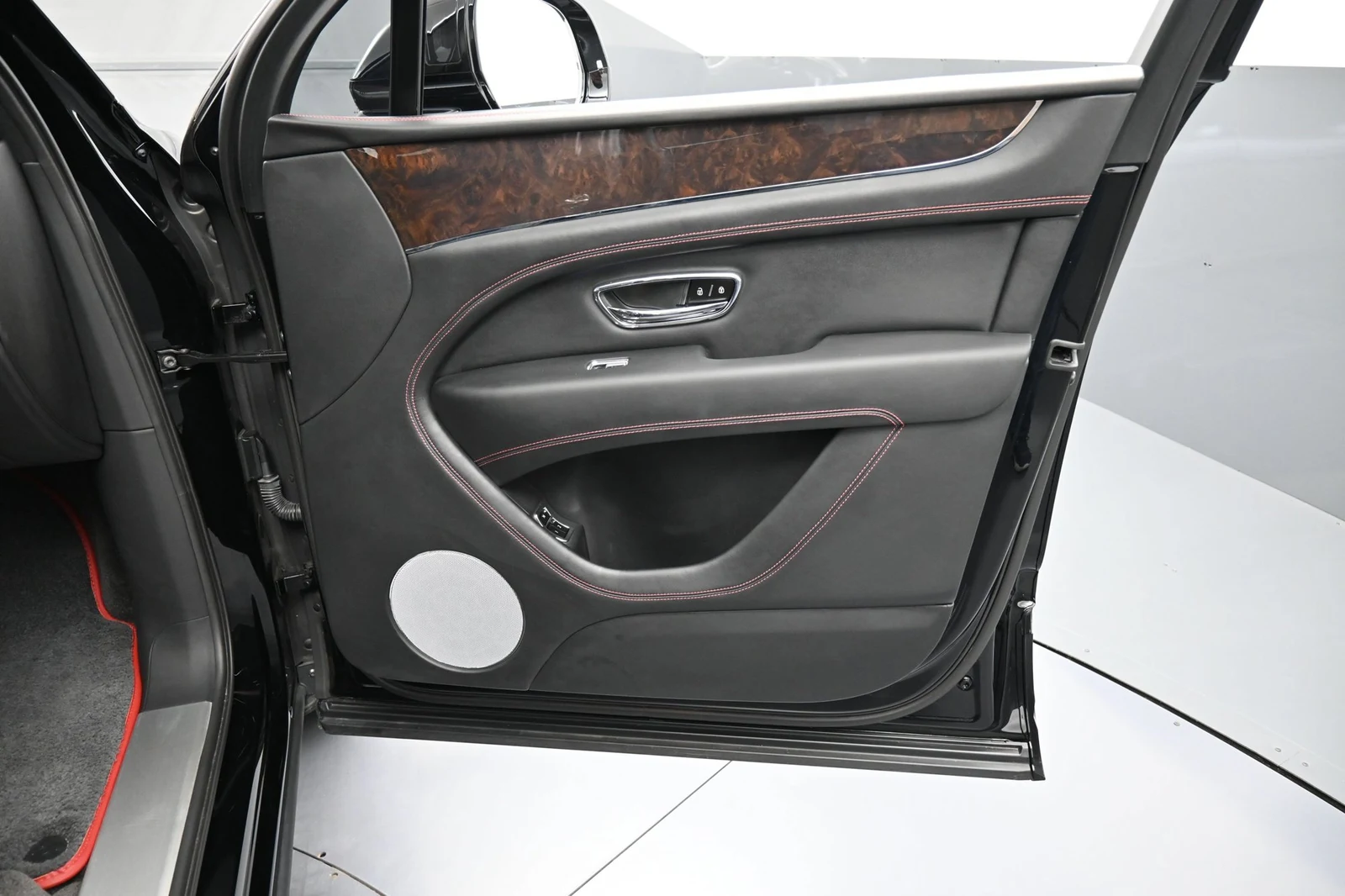 2024 Bentley Bentayga V8 interior, door panel