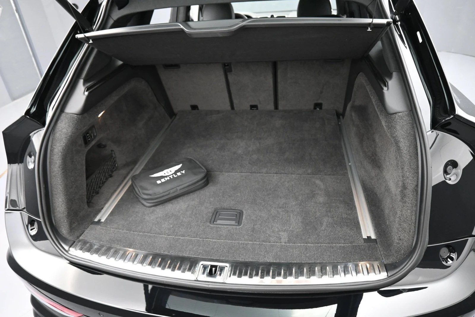 2024 Bentley Bentayga V8 trunk