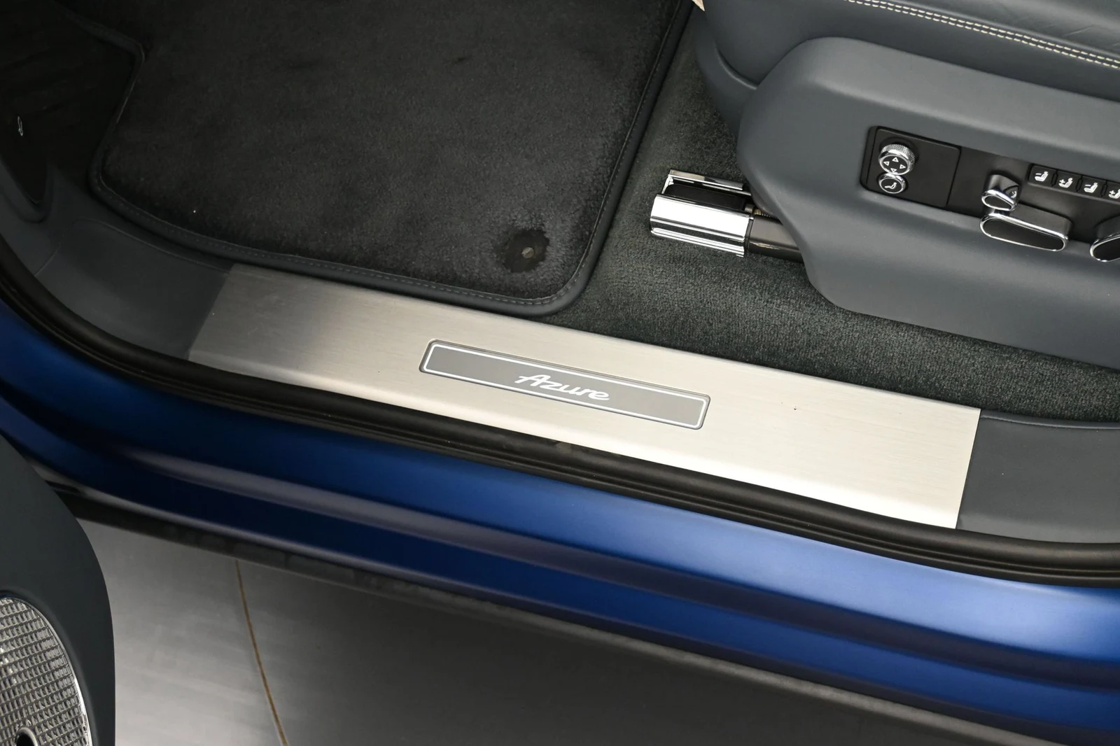 2025 Bentley Bentayga EWB Azure interior, door sill, Linen