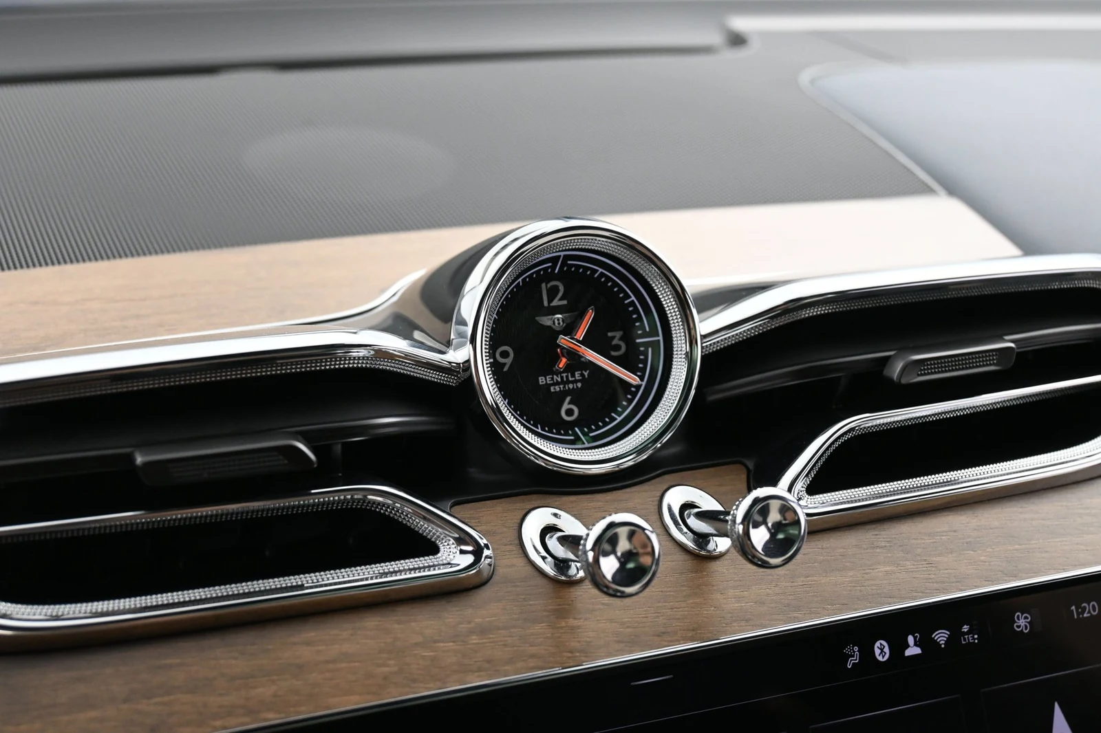 2025 Bentley Bentayga EWB Azure interior, Linen