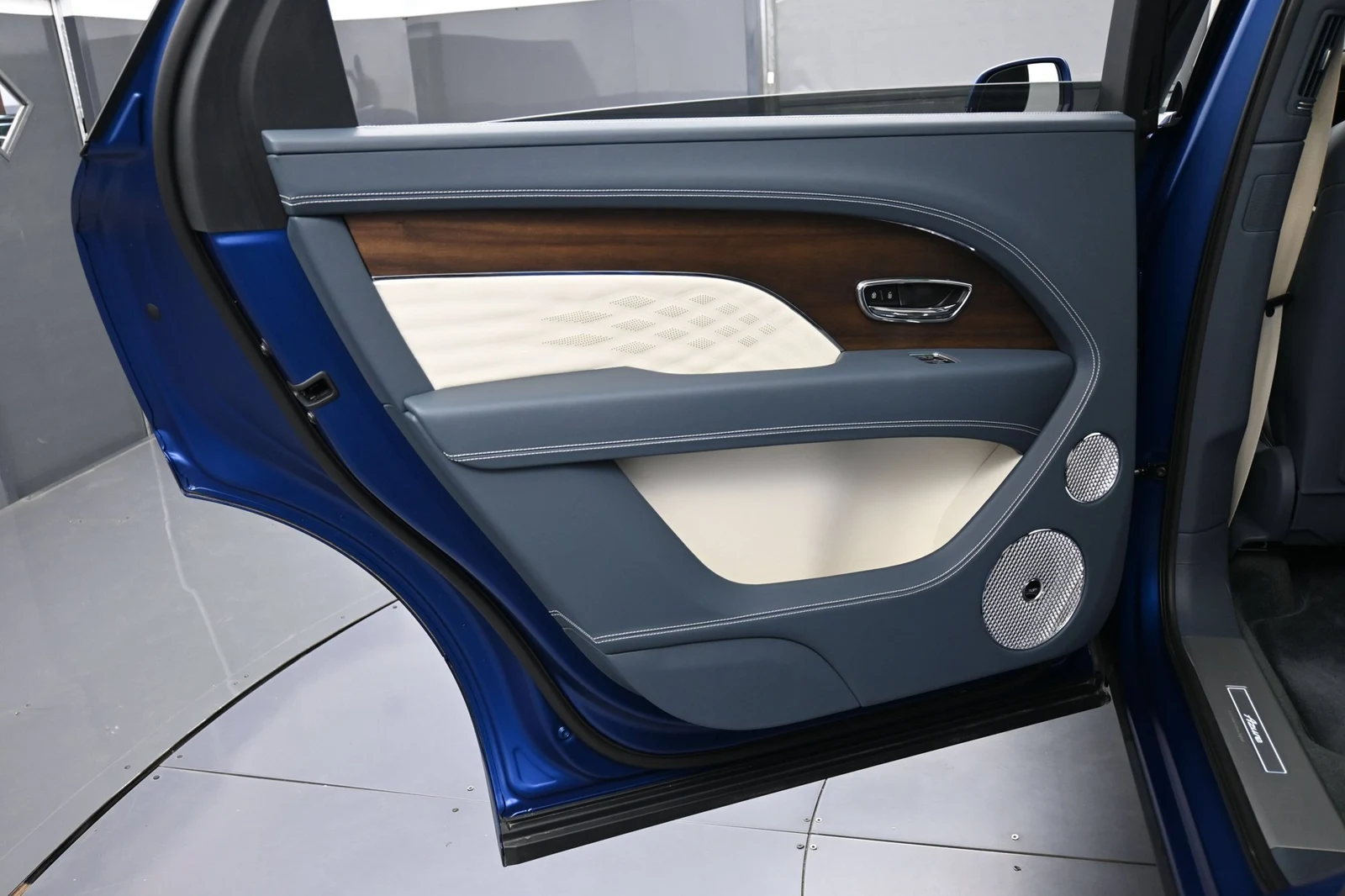 2025 Bentley Bentayga EWB Azure interior, door panel, Linen