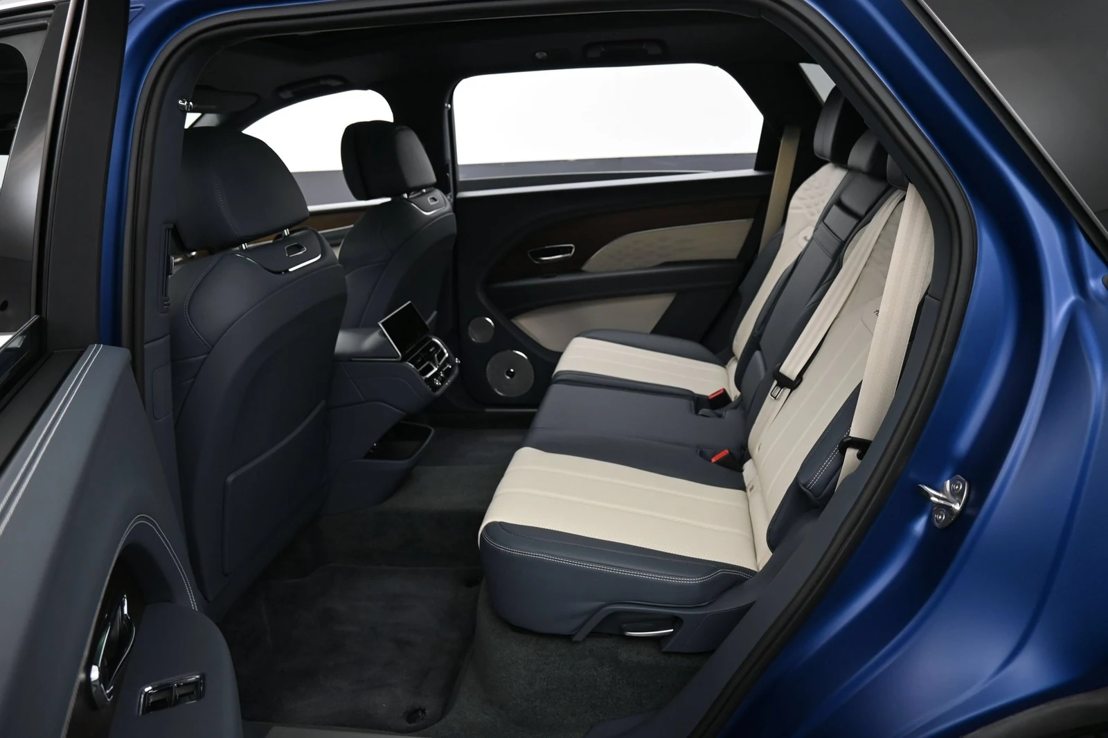 2025 Bentley Bentayga EWB Azure interior, seats, Linen