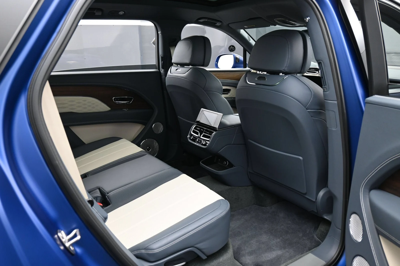 2025 Bentley Bentayga EWB Azure interior, seats, Linen