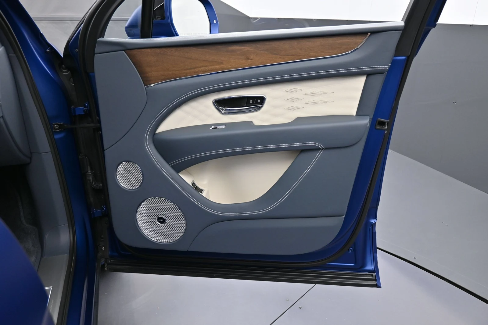 2025 Bentley Bentayga EWB Azure interior, door panel, Linen