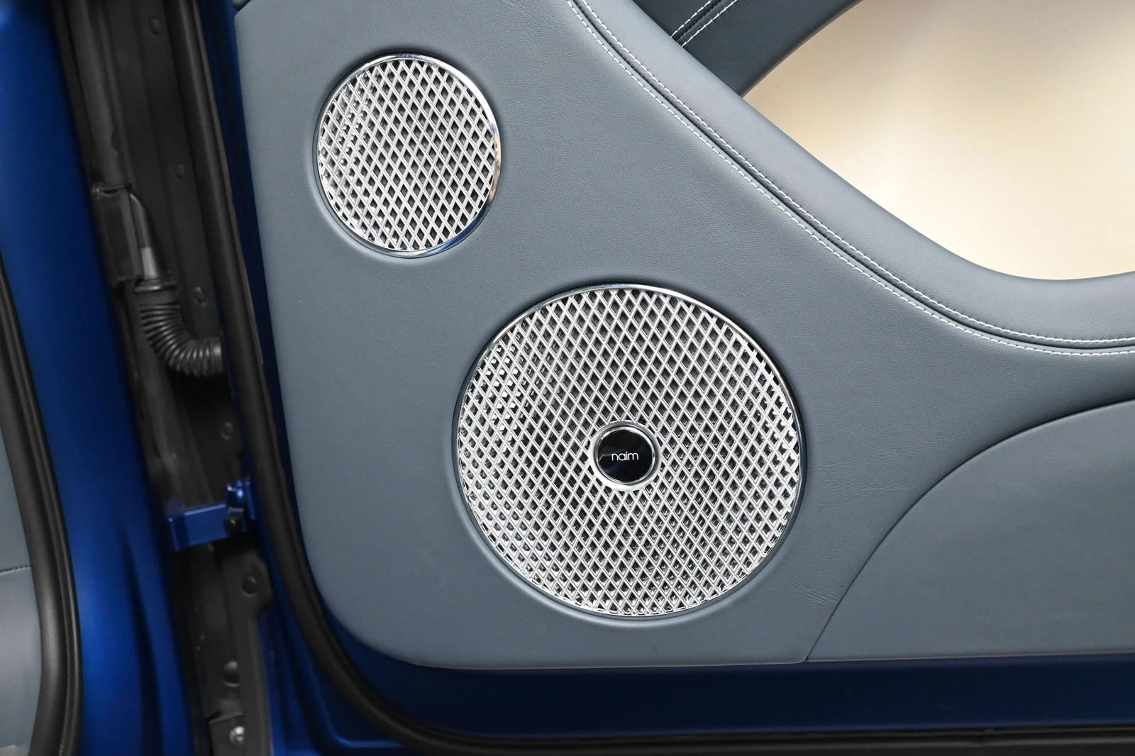 2025 Bentley Bentayga EWB Azure interior, door panel, Linen