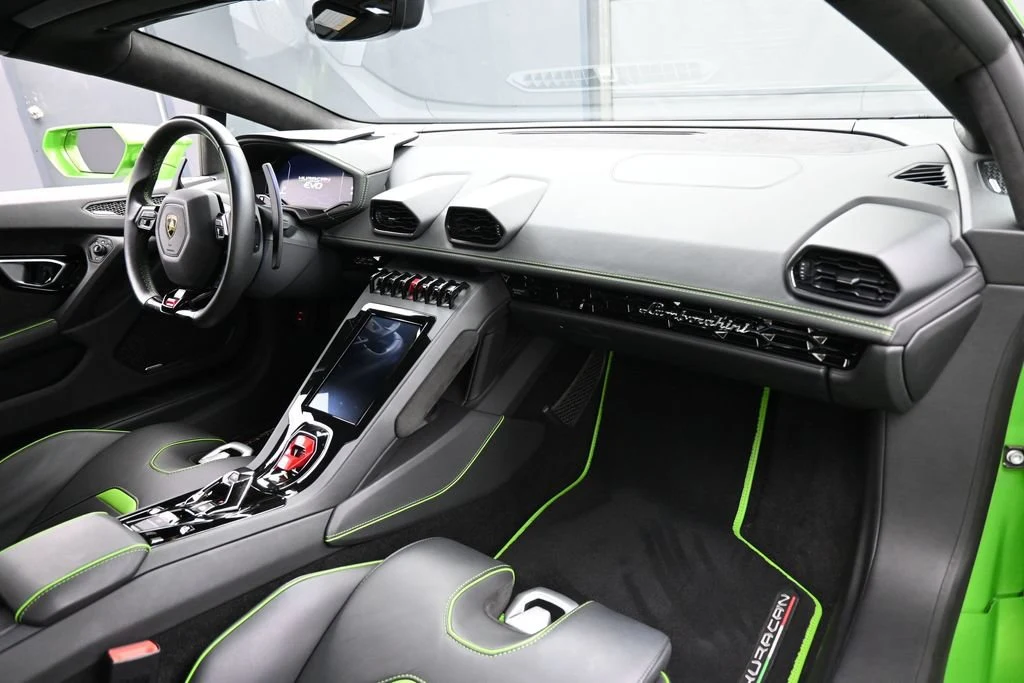 2022 Lamborghini Huracán EVO RWD Spyder interior, Nero Ade