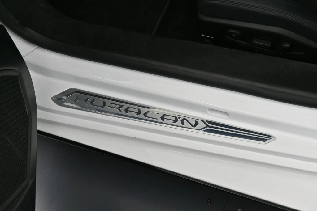 2023 Lamborghini Huracán Tecnica interior, door sill, Nero Ade/Bianco Leda
