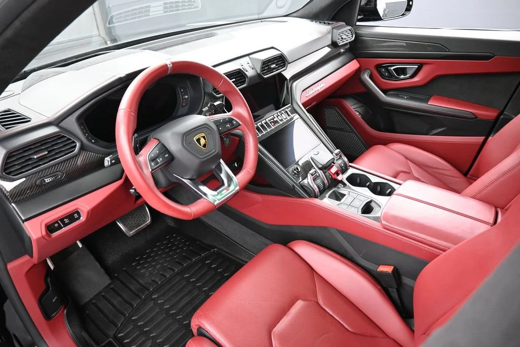 2021 Lamborghini Urus interior