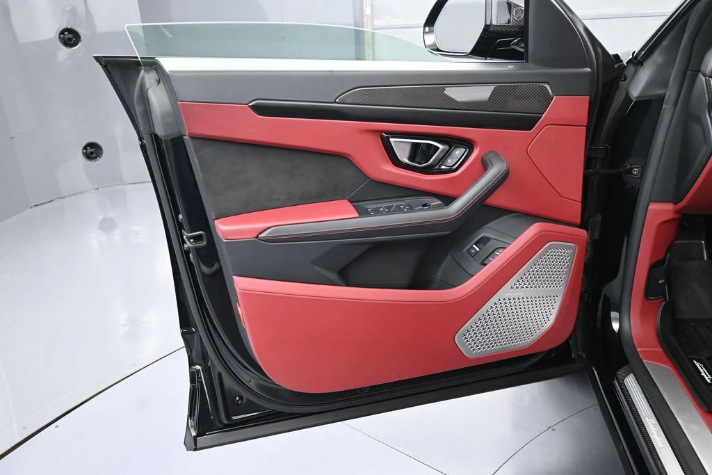 2021 Lamborghini Urus interior, door panel