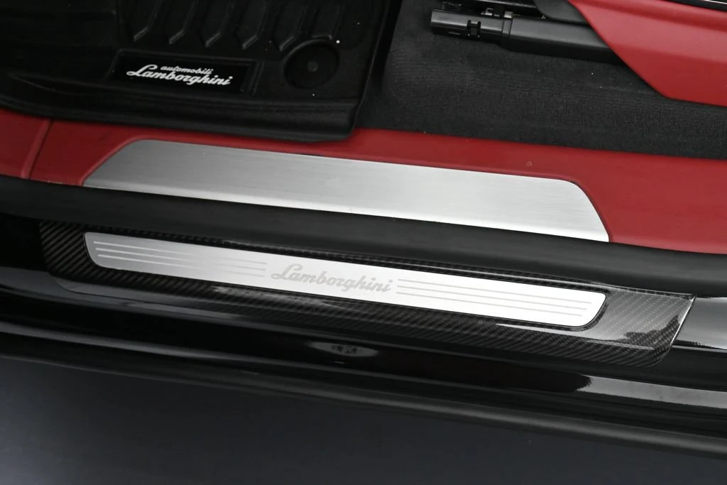 2021 Lamborghini Urus interior, door sill