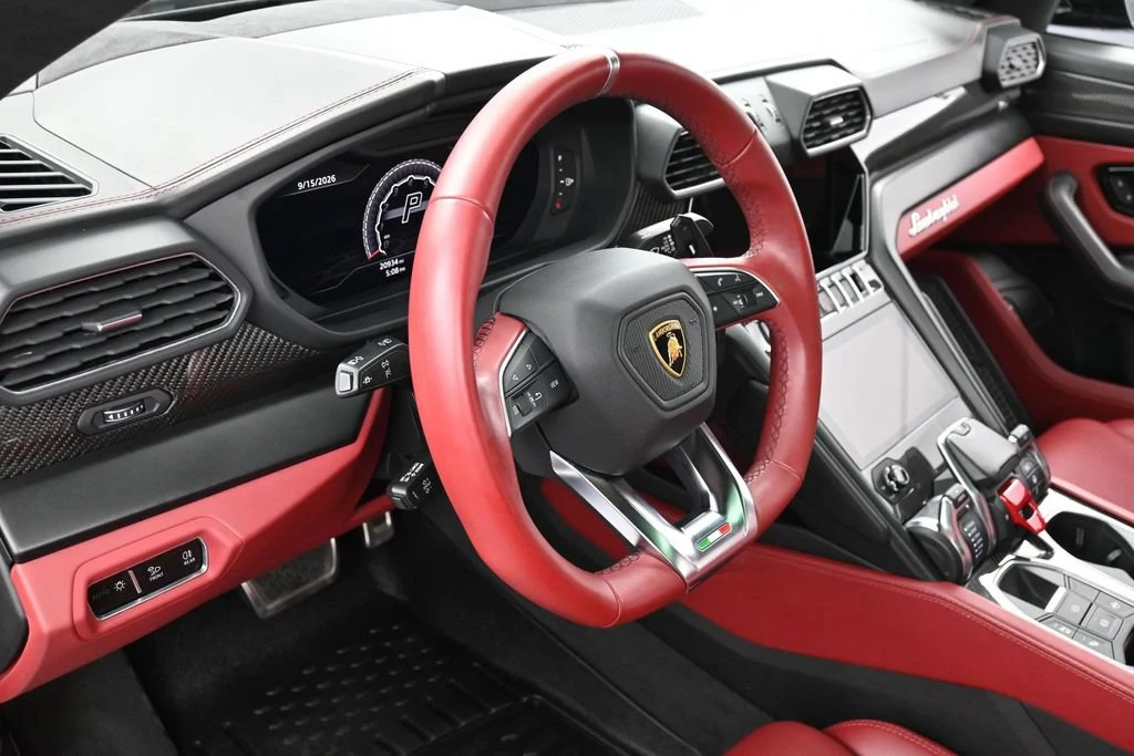 2021 Lamborghini Urus interior