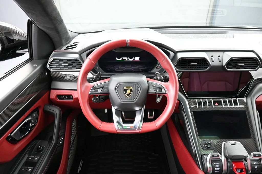 2021 Lamborghini Urus interior