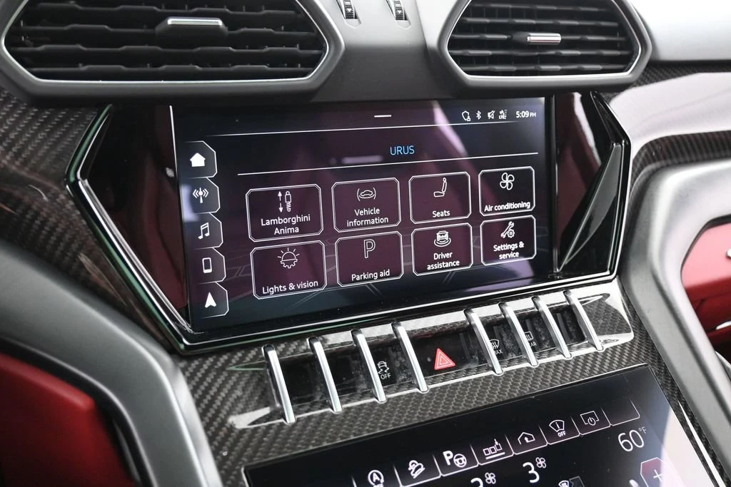 2021 Lamborghini Urus interior