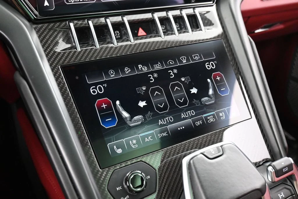 2021 Lamborghini Urus interior