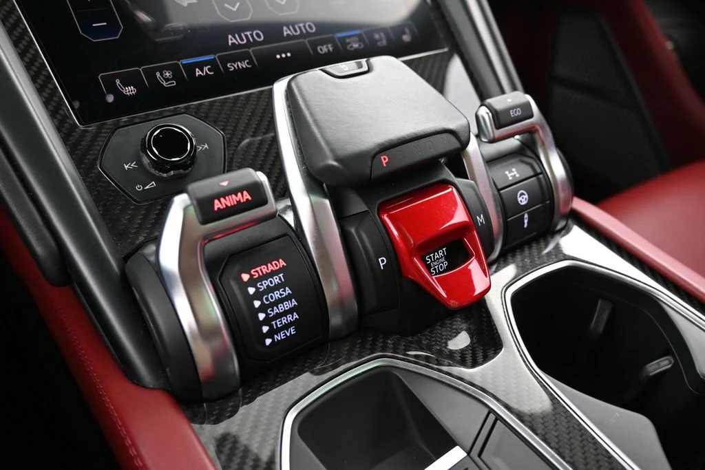 2021 Lamborghini Urus interior, center console
