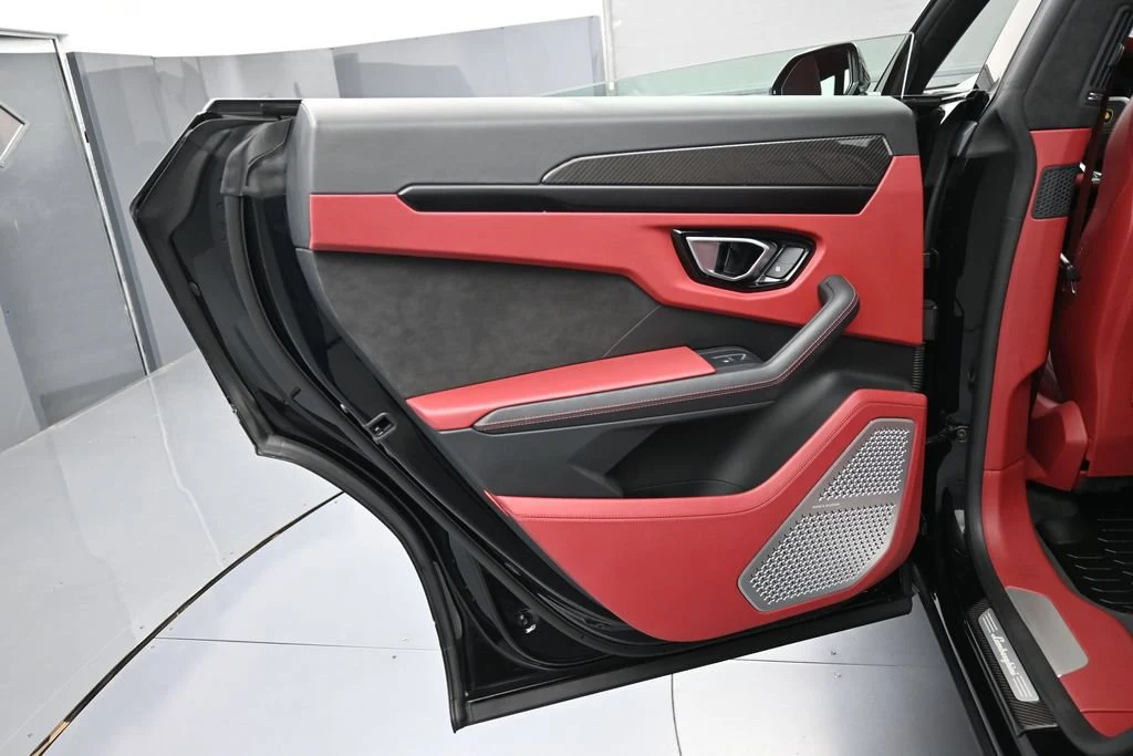2021 Lamborghini Urus interior, door panel