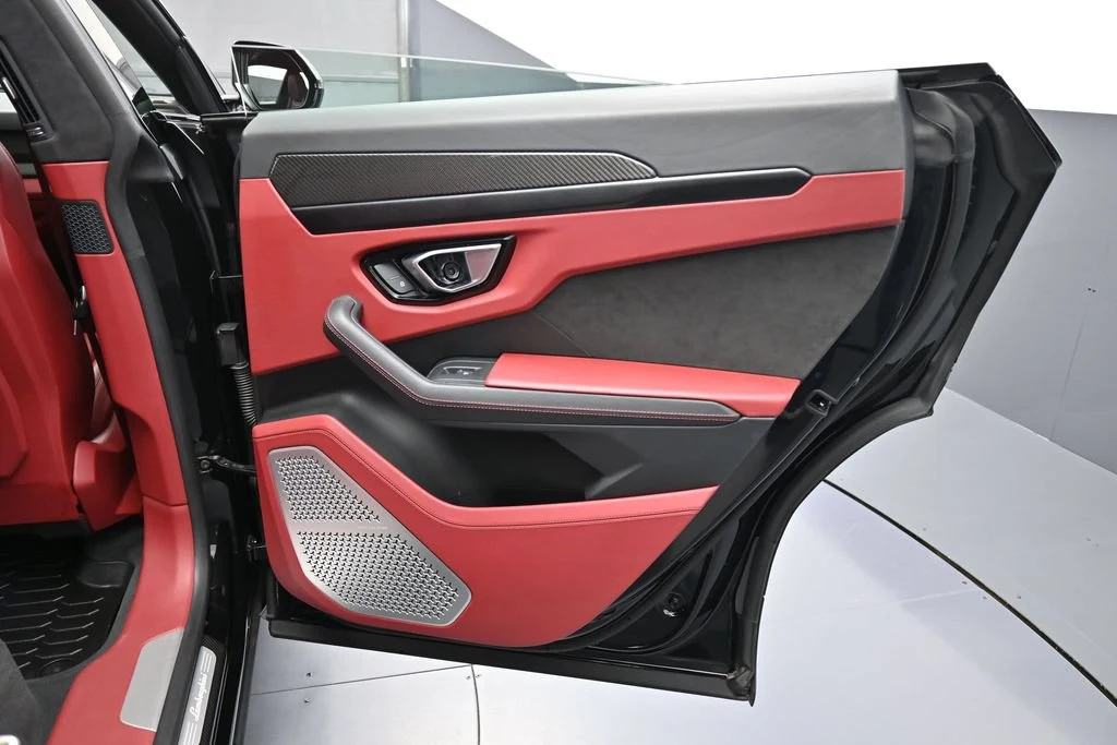 2021 Lamborghini Urus interior, door panel