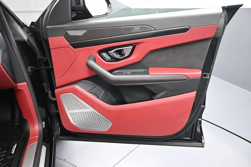 2021 Lamborghini Urus interior, door panel