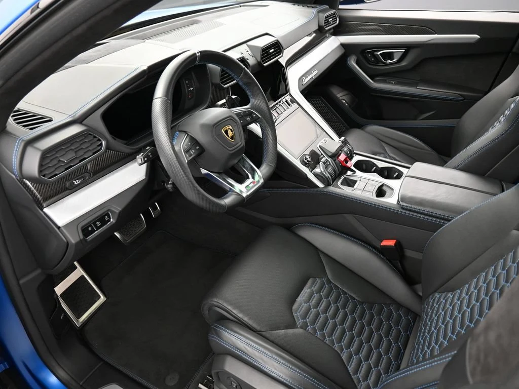 2021 Lamborghini Urus interior