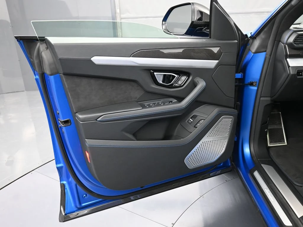 2021 Lamborghini Urus interior, door panel
