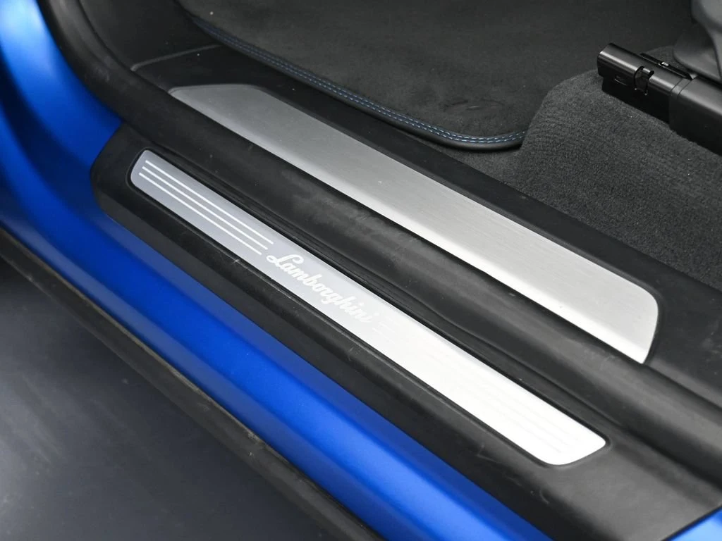 2021 Lamborghini Urus interior, door sill