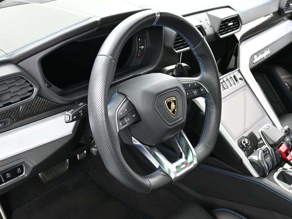 2021 Lamborghini Urus interior