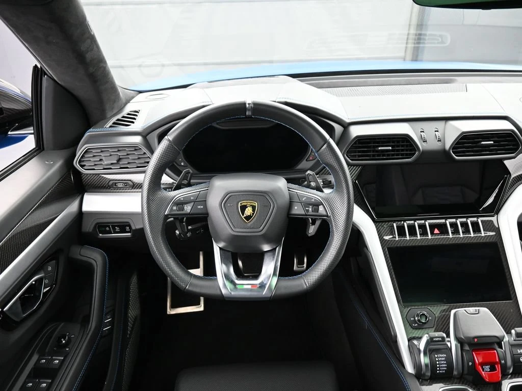 2021 Lamborghini Urus interior
