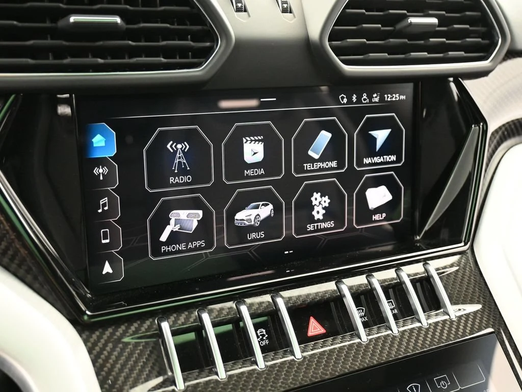 2021 Lamborghini Urus interior