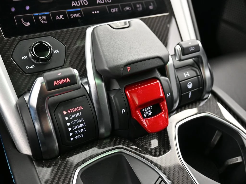 2021 Lamborghini Urus interior, center console